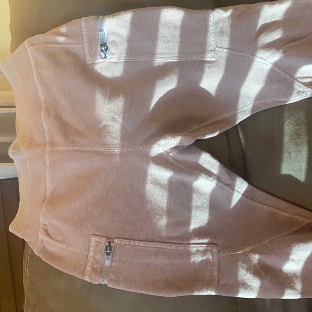 NWT pink leggings with two zipper pockets on both sides of thighs.